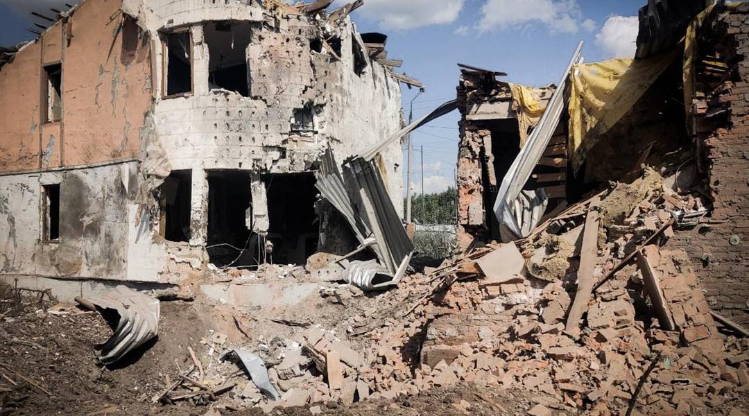 Зруйнований внаслідок удару КАБу в Сумах