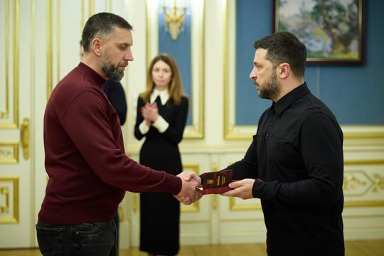 Володимир Зеленський нагороджує енергетика із Сумщини