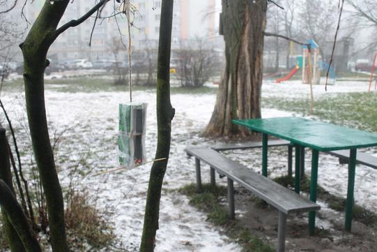 годівчника з-під пакету соку