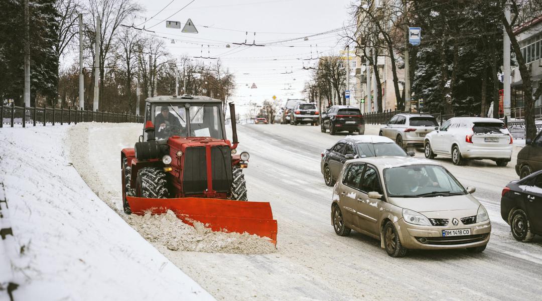трактор чистить сніг в Сумах