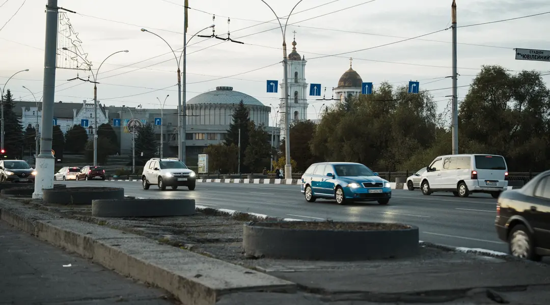 автівки їдуть через міст