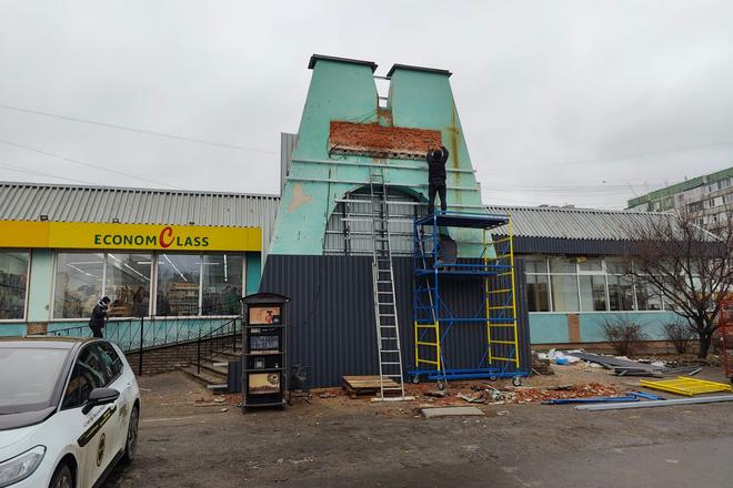 👷🏻‍♂️ «Нова пошта» закрила металевими листами незвичний елемент будівлі в Сумах — чи законні ці дії і яка цінність подібної архітектури