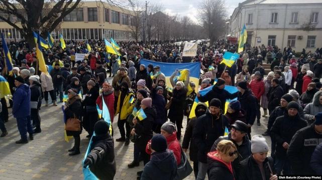 Проукраїнський мітинг також проходив 6 березня у Каховці Херсонської області Радіо свобода Oleh Baturin Courtesy Photo Проукраїнський мітинг також проходив 6 березня у Каховці Херсонської області Радіо свобода Oleh Baturin Courtesy Photo