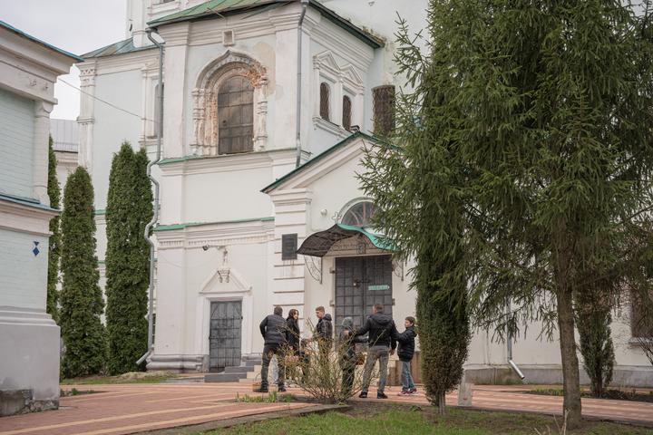Містяни фотографуються біля Свято-Воскресенського собору