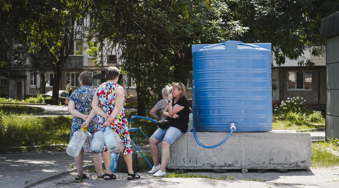 люди чекають на воду