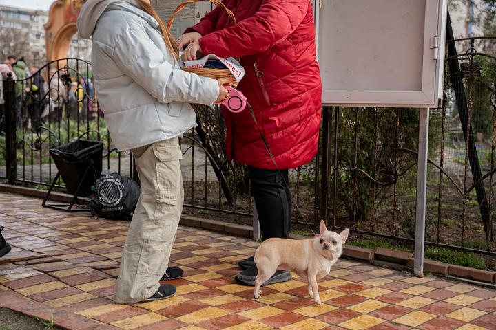 Маленький гість біля Свято-Георгіївського храму