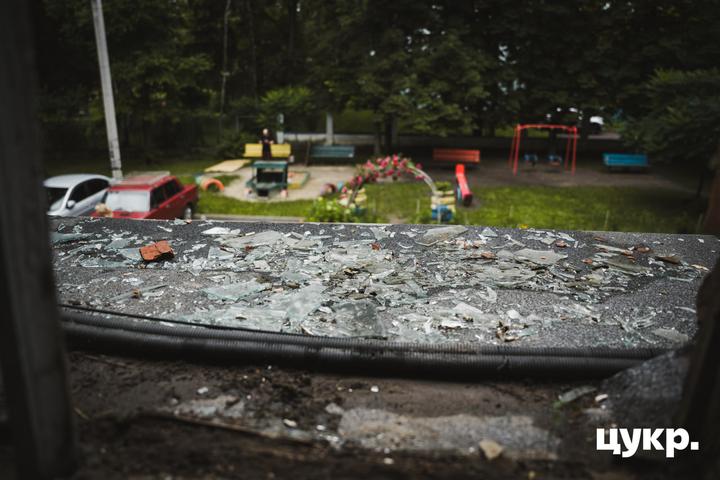Вибите скло у вікнах багатоповерхівки в Сумах