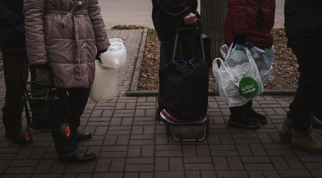 Люди з баклажками в Сумах