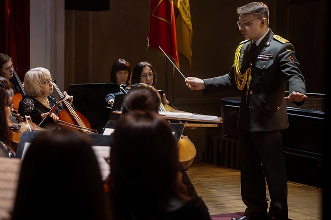 Сергій Лихоманенко керує оркестром на концерті Ода стійкості