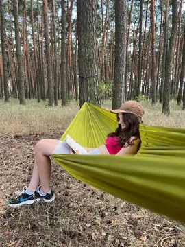 Відпочинок на гамаку в парку