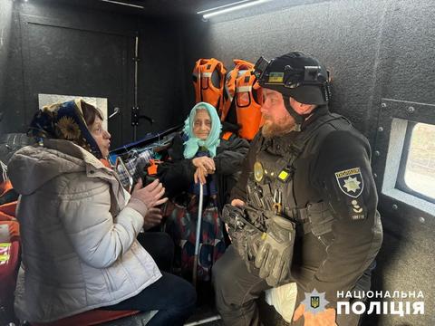 Національна поліція допомагає літнім цивільним виїхати.