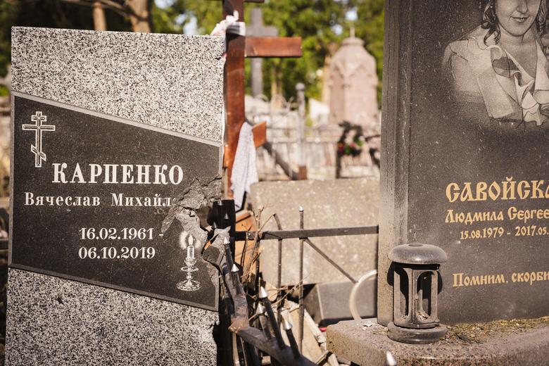 Крупний план посіченого пам'ятника на Центральному кладовищі