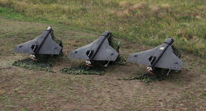 Три безпілотники «Гербера», виготовлені в РФ, розташували на полі.