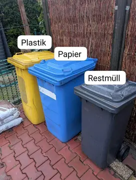Різнокольорові баки для сміття
