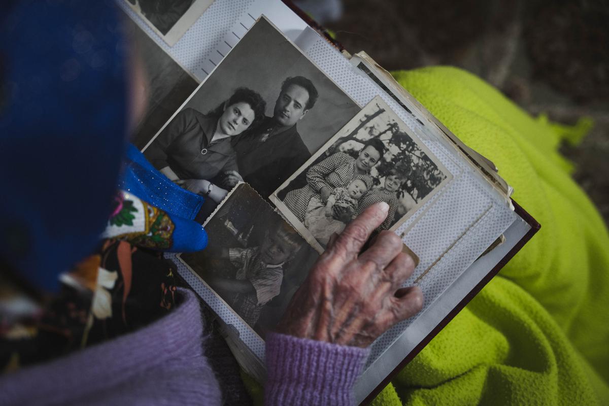Марія Трохимівна показує старі знімки своєї родини