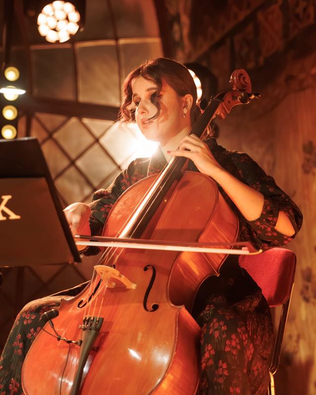 muzykantka kvartetu Black Tie Музикантка квартету Блек Ті