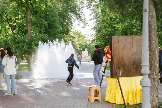 Водограй поблизу пам'ятнику Цукру в Сумах