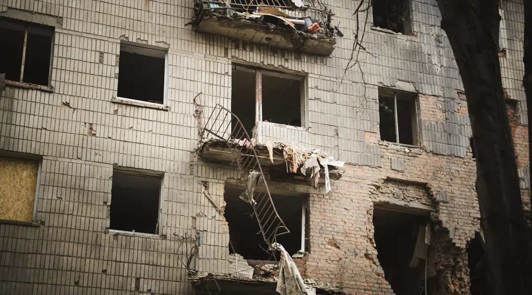 У Сумах частково демонтують пошкоджений авіабомбою будинок на проспекті Шевченка