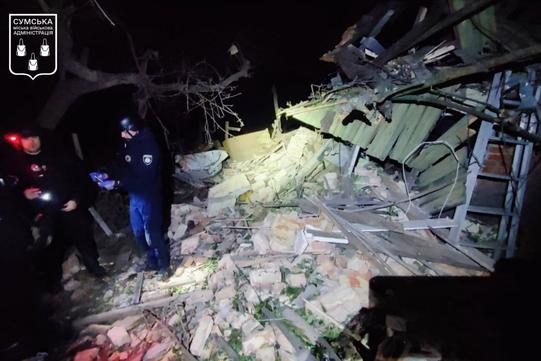 Зруйнований будинок після обстрілу Сум уночі 1 жовтня