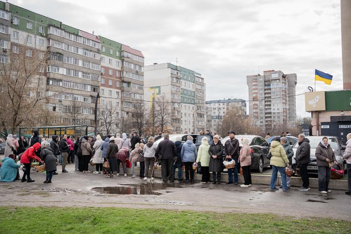Черга містян біля Храму по вулиці Збройних сил