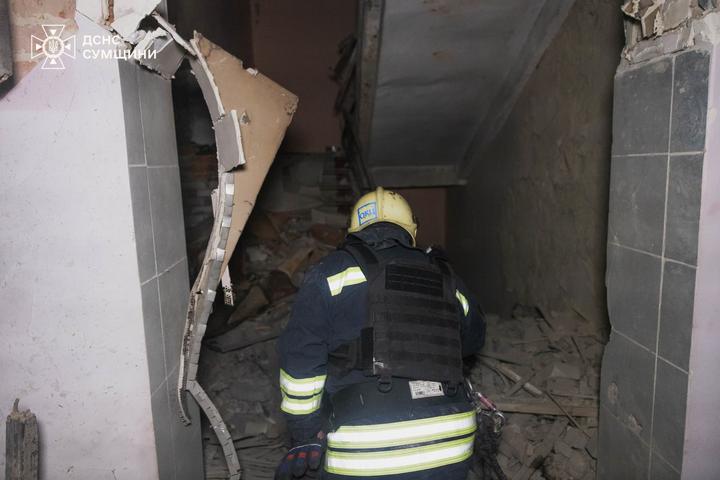 Рятувальник на місці російської атаки на Суми