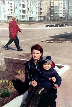 Сум'яни відпочивають у дворику свого будинку