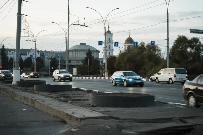 автівки їдуть через міст