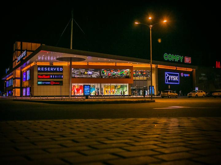 ТРЦ  «Мануфактура» підсвічуються вогнями вночі 