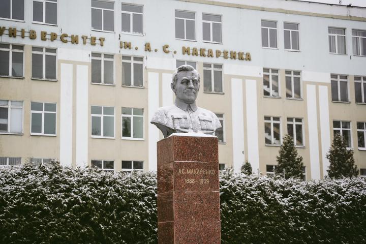 Пам'ятнику Макаренку в Сумах