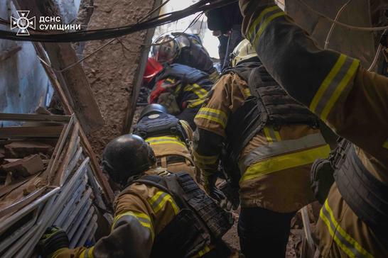 Рятувальники працюють на місці атакаи в Сумах