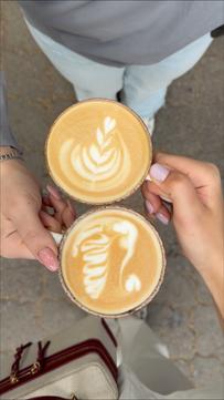Двоє сум'ян п'ють каву із закладу Coffeeman