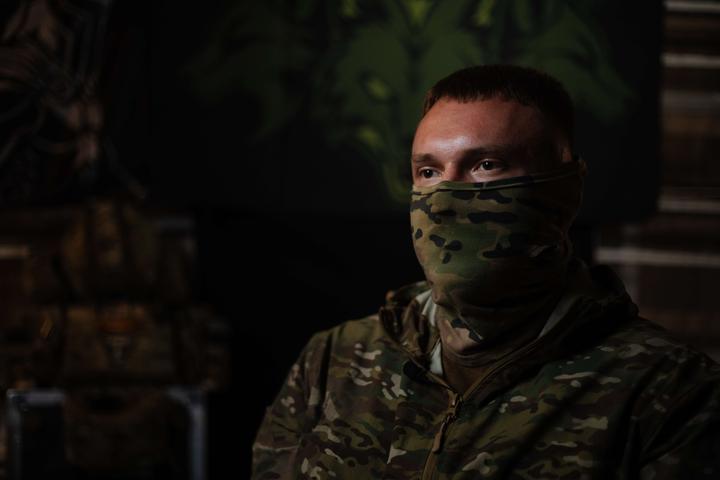 Боєць з позивним Відар із Сум у масці