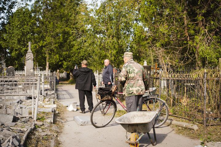 Містяни оглядають пошкоджені пам'ятники на Центральному кладовищі