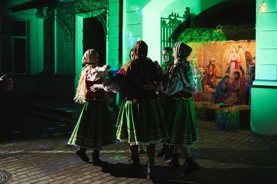 Колядники біля Різдвяного Вертепу