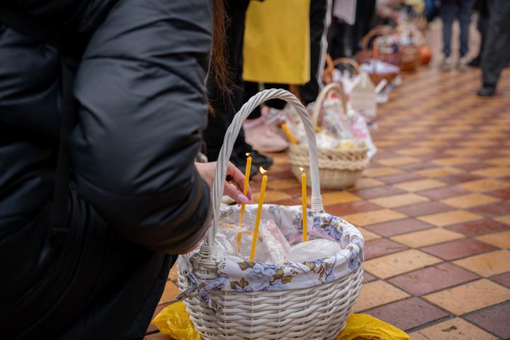 Містяни запалюють свічки в очікуванні батюшки