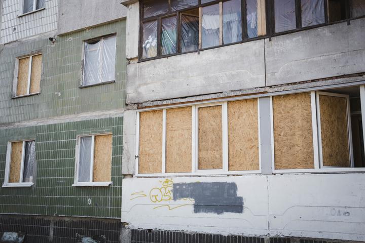 Пошкоджений будинок на вулиці Героїв Крут Вибиті вікна від обстрілу в будинку в Сумах