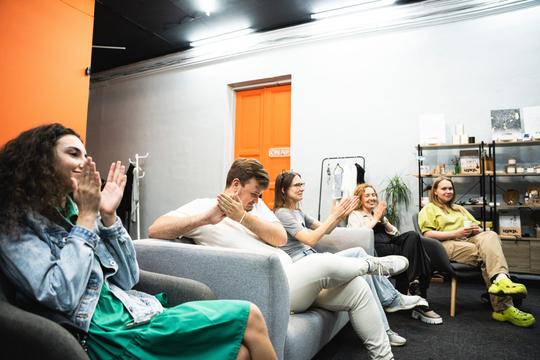 uchasnyky klubu tsukru hrayutʹ kinoshnoho krokodyla Учасники Клубу Цукру грають у Кіношного Крокодила