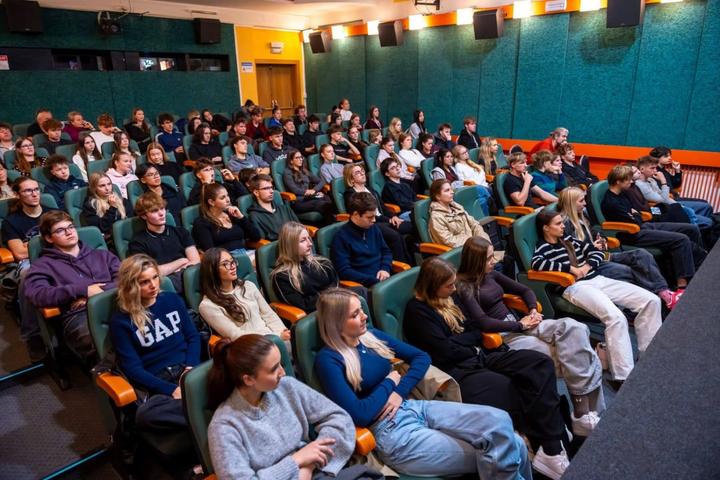 Показ фільму перед молоддю