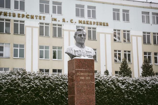 pamʹyatnyk makarenku v sumakh Пам'ятник Макаренку в Сумах