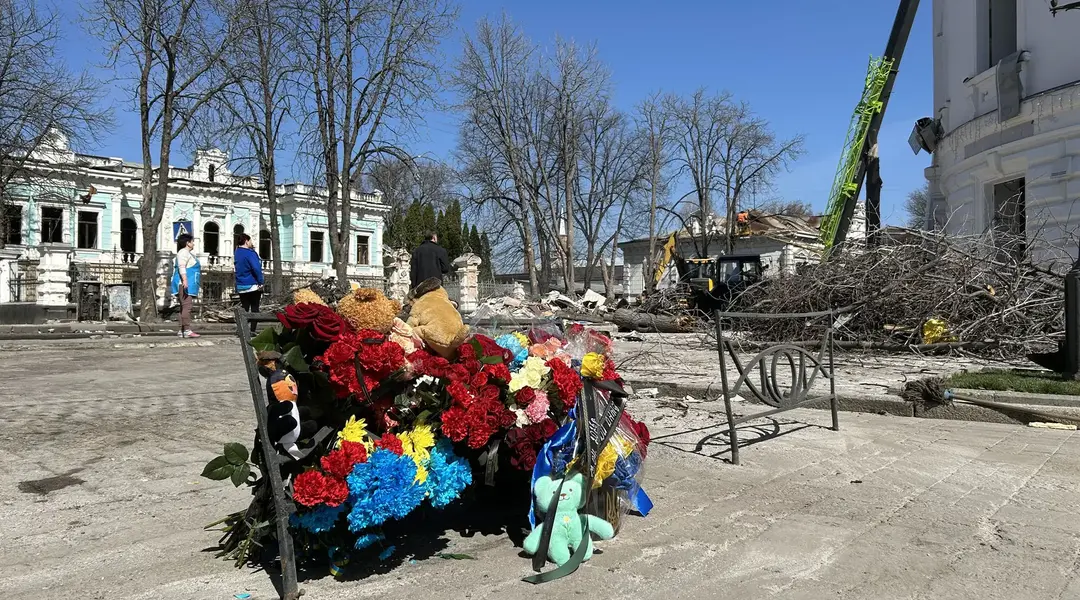 Стихійний меморіал у Сумах у пам'ять про загиблих 13 квітня
