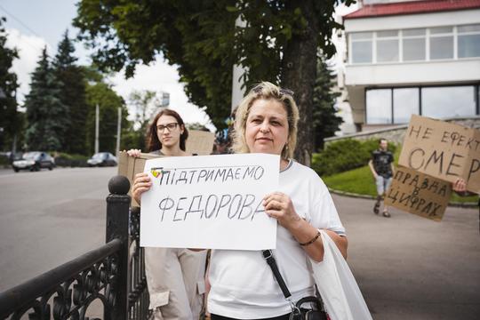 zhinka z kartonkoiu zhinka z kartonkoiu