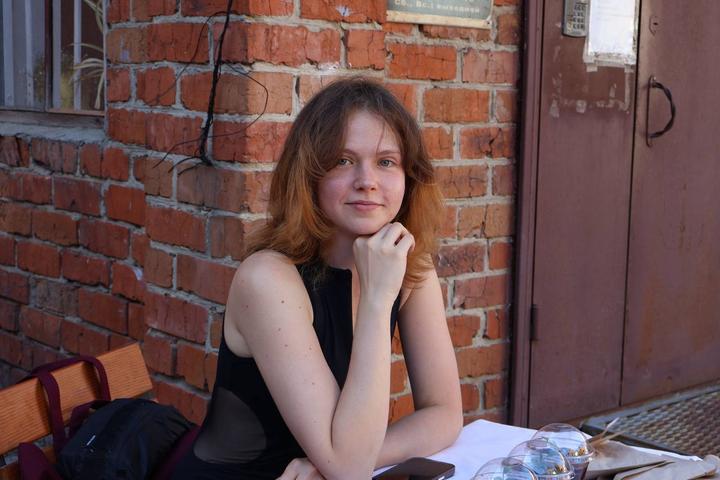 katya triffle Дівчина сидить за столом