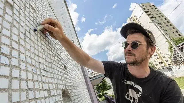 Віталії Кохан створює написи на стінах харківської школи на Салтівці