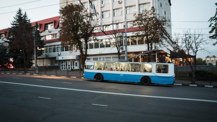 troleybus vnochi тролейбус у Сумах
