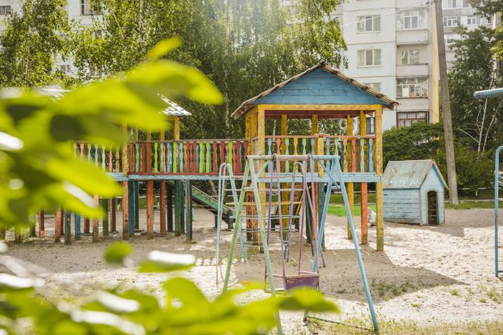 Майданчик у дворику багатоквартирного будинку в Сумах