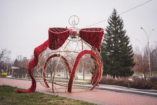 dekor nivy rik sumy новорічна кулька в центрі Сум