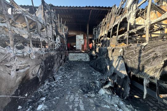 zhoryvshi mashyny na noviy poshti sumy Згорівші машини на Новій пошті в Сумах внаслідок атаки