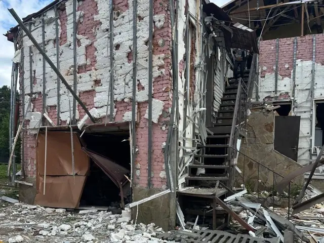 Пошкоджений фасад будинку в Сумах