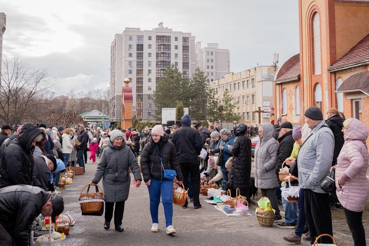 Сумʼяни займають місця у черзі біля Храму