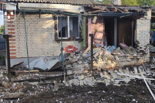Будинок після артилерійського обстрілу у Сумах